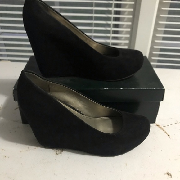 Shoes/Pumps/Heels - Picture 2 of 2